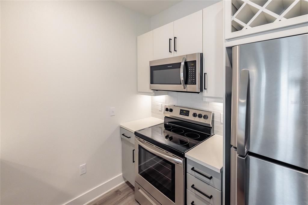 For Rent: $1,820 (1 beds, 1 baths, 684 Square Feet)