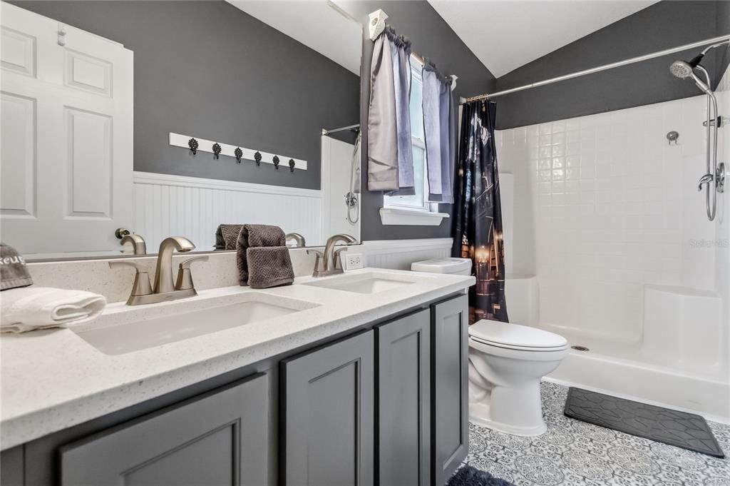 For Sale: $369,000 (5 beds, 2 baths, 1670 Square Feet)