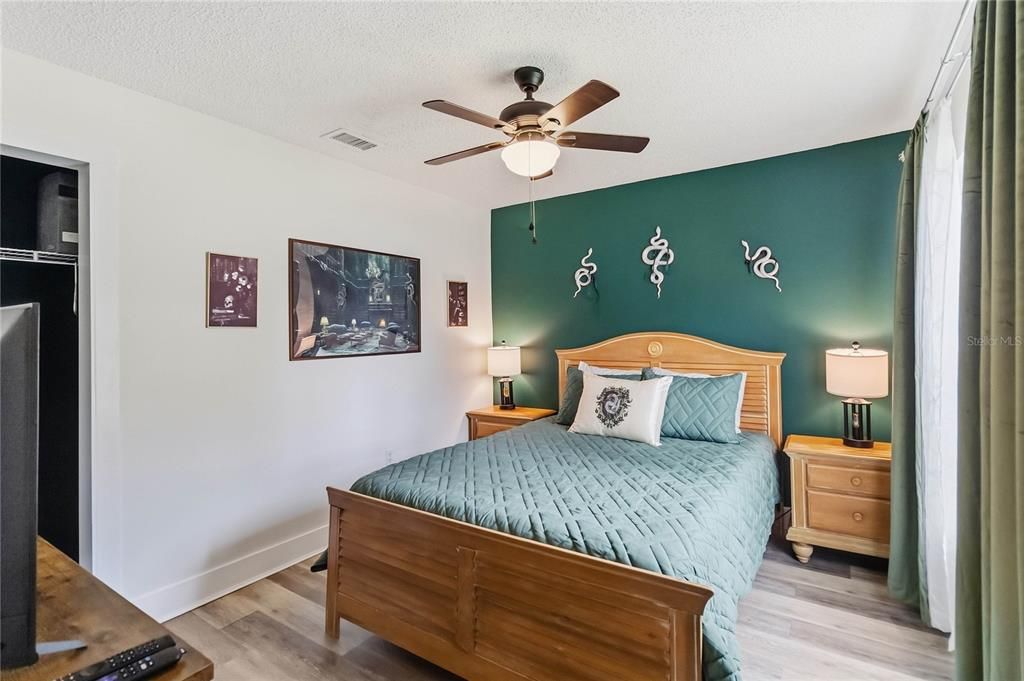 For Sale: $369,000 (5 beds, 2 baths, 1670 Square Feet)