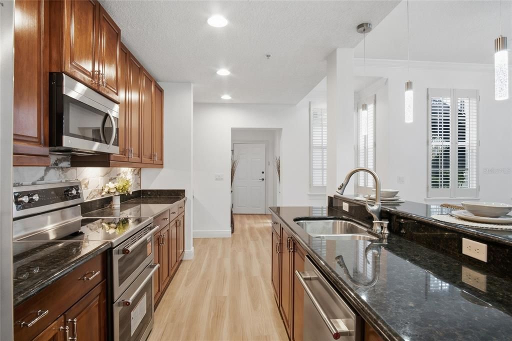 На продажу: $1,450,000 (6 спален, 4 ванн, 3150 Квадратных фут)