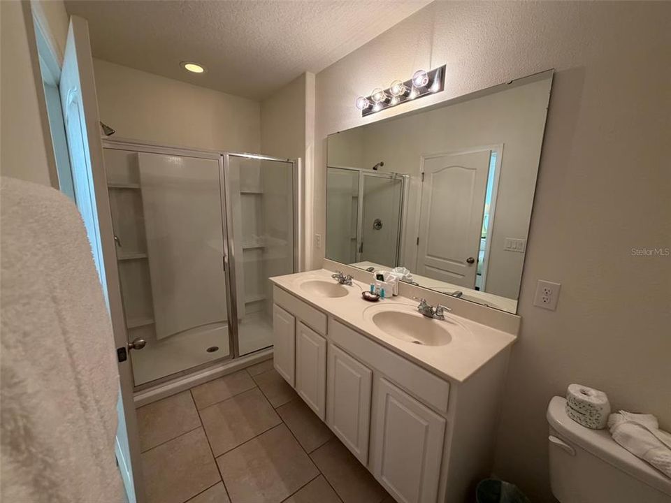 For Sale: $475,000 (5 beds, 5 baths, 2460 Square Feet)