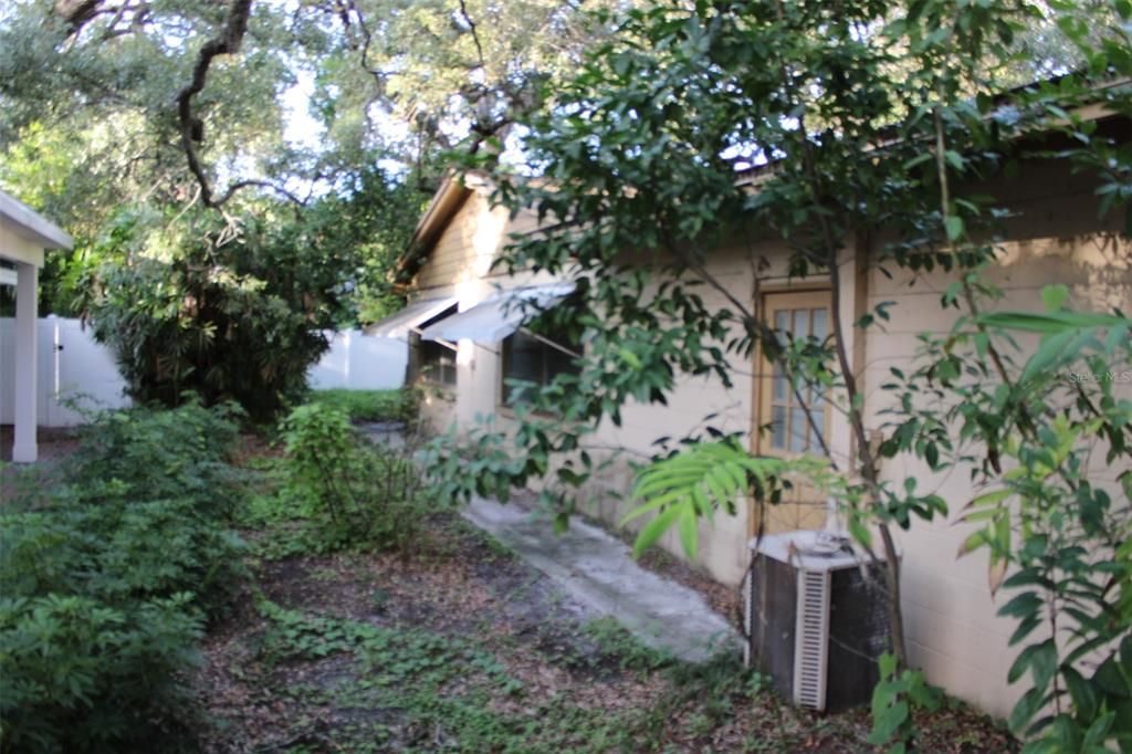 For Sale: $850,000 (3 beds, 2 baths, 1692 Square Feet)
