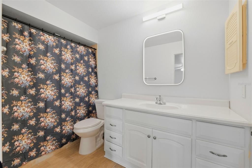На продажу: $199,500 (2 спален, 2 ванн, 1075 Квадратных фут)