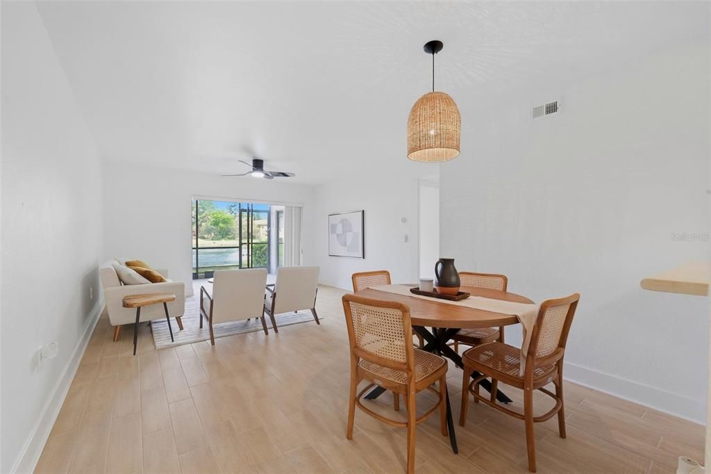 На продажу: $199,500 (2 спален, 2 ванн, 1075 Квадратных фут)