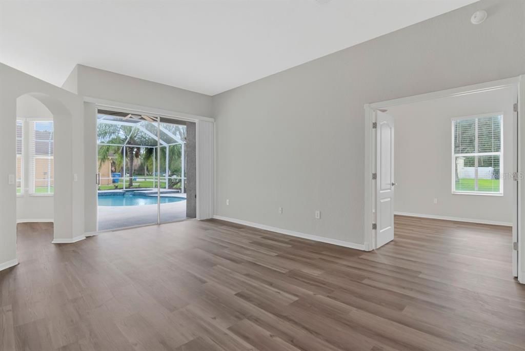 En Venta: $519,000 (4 camas, 3 baños, 2372 Pies cuadrados)