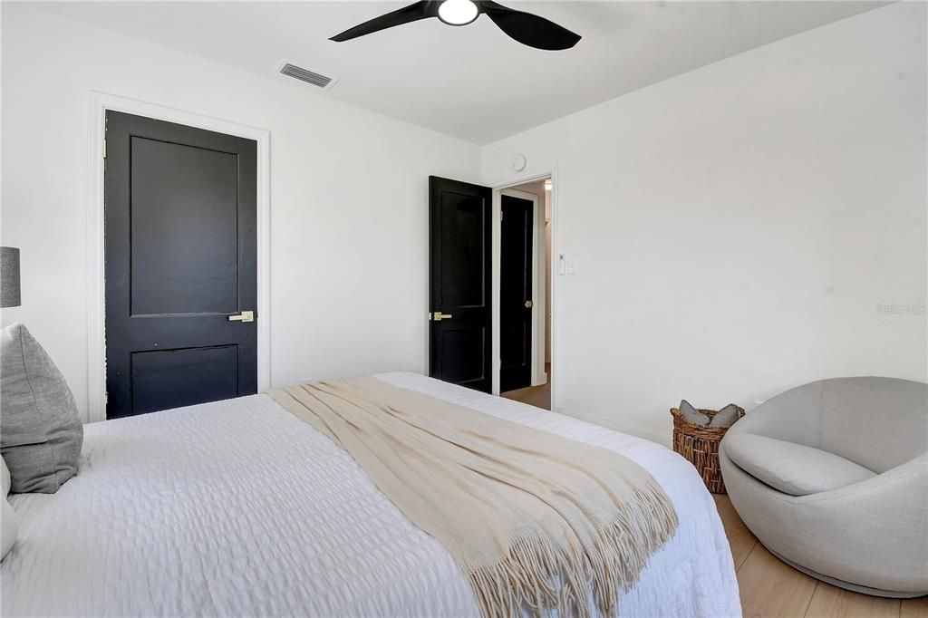 For Sale: $329,900 (2 beds, 1 baths, 1301 Square Feet)