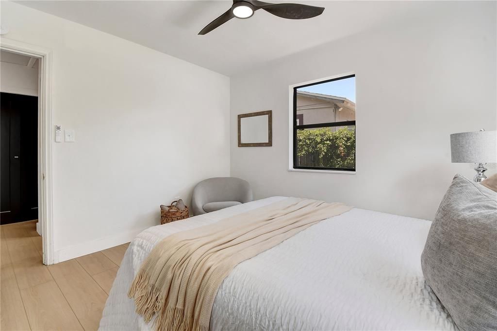 For Sale: $329,900 (2 beds, 1 baths, 1301 Square Feet)