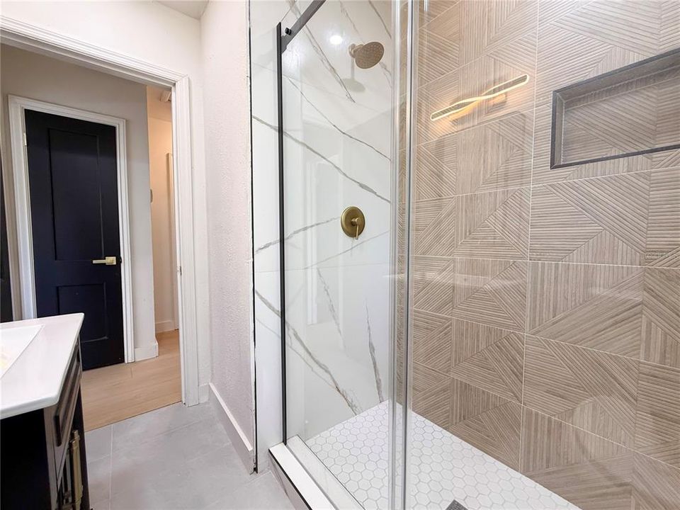 For Sale: $329,900 (2 beds, 1 baths, 1301 Square Feet)
