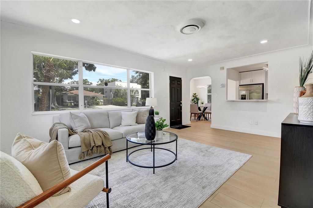 For Sale: $329,900 (2 beds, 1 baths, 1301 Square Feet)