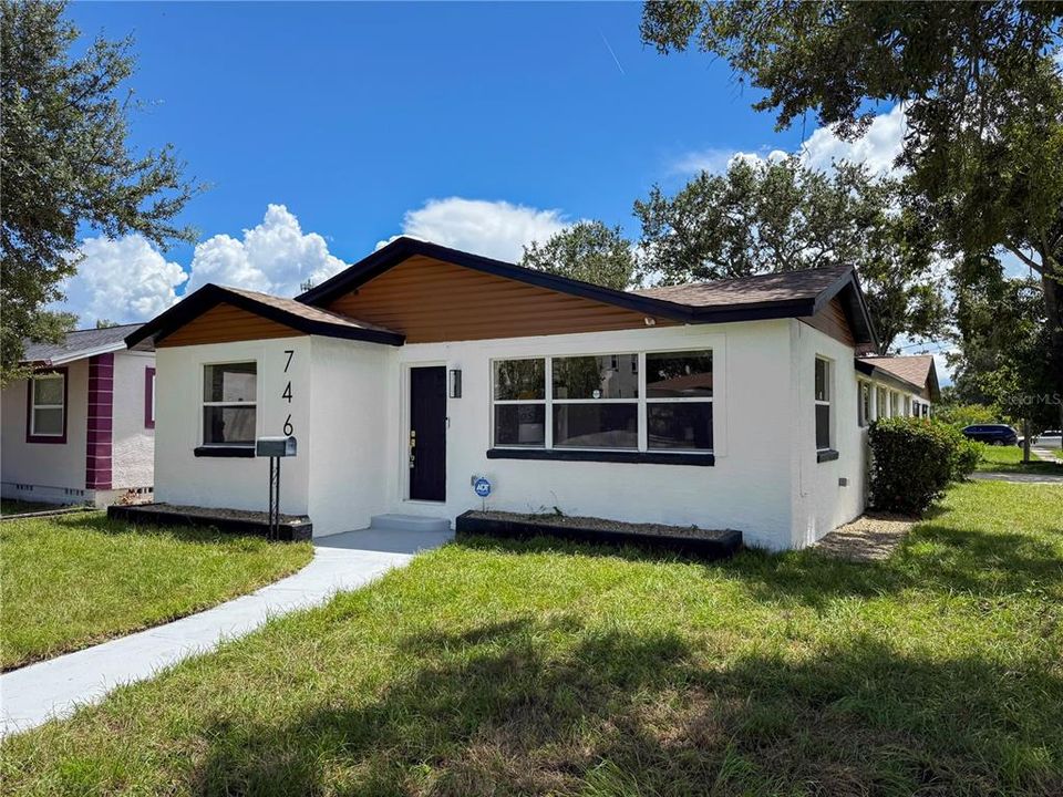 For Sale: $329,900 (2 beds, 1 baths, 1301 Square Feet)