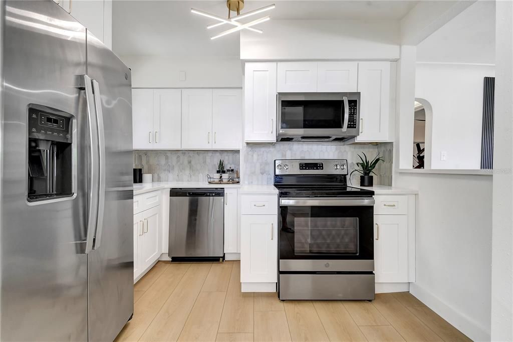 For Sale: $329,900 (2 beds, 1 baths, 1301 Square Feet)