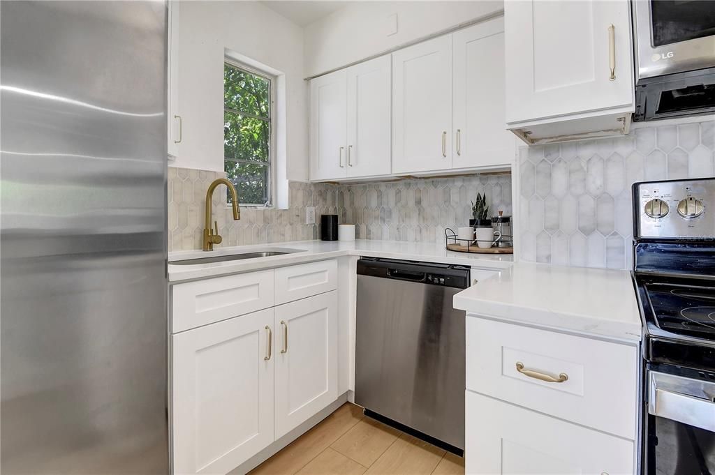 For Sale: $329,900 (2 beds, 1 baths, 1301 Square Feet)