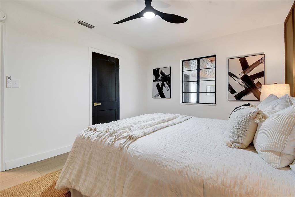 For Sale: $329,900 (2 beds, 1 baths, 1301 Square Feet)