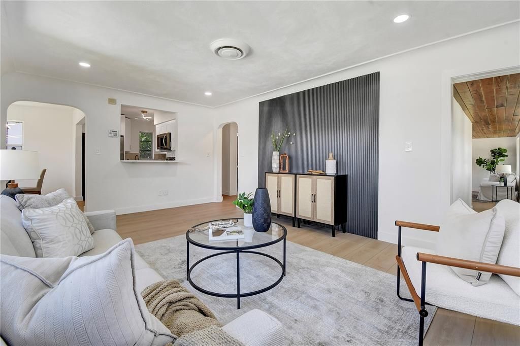 For Sale: $329,900 (2 beds, 1 baths, 1301 Square Feet)