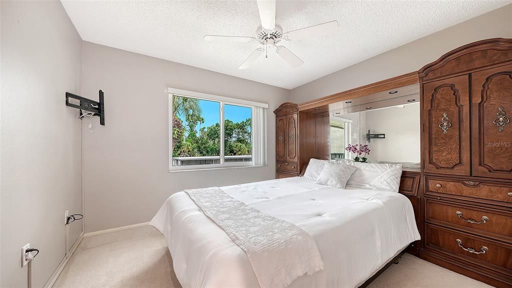 For Sale: $240,000 (2 beds, 2 baths, 983 Square Feet)