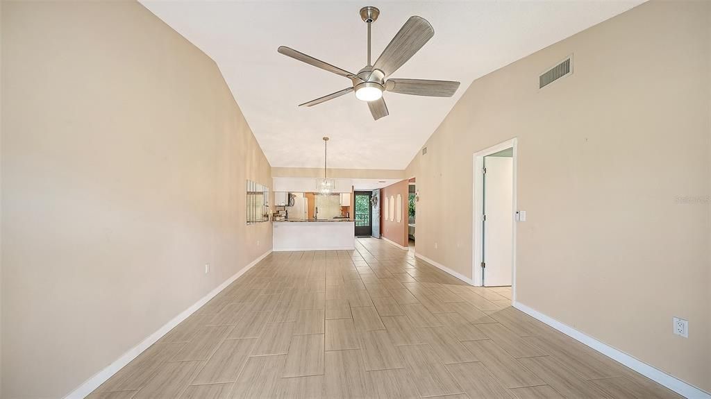 For Sale: $240,000 (2 beds, 2 baths, 983 Square Feet)