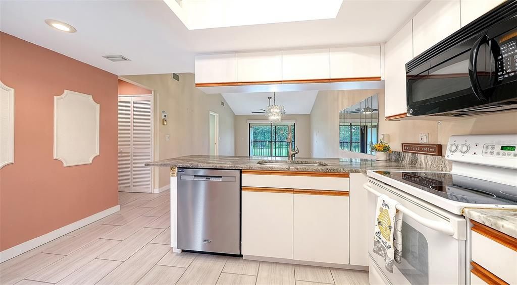 For Sale: $240,000 (2 beds, 2 baths, 983 Square Feet)