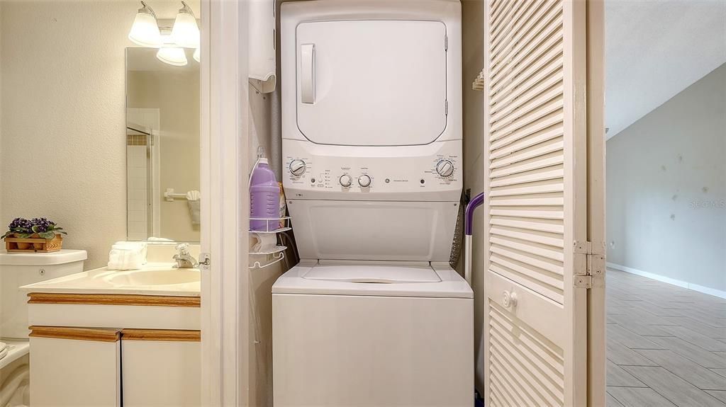 For Sale: $240,000 (2 beds, 2 baths, 983 Square Feet)