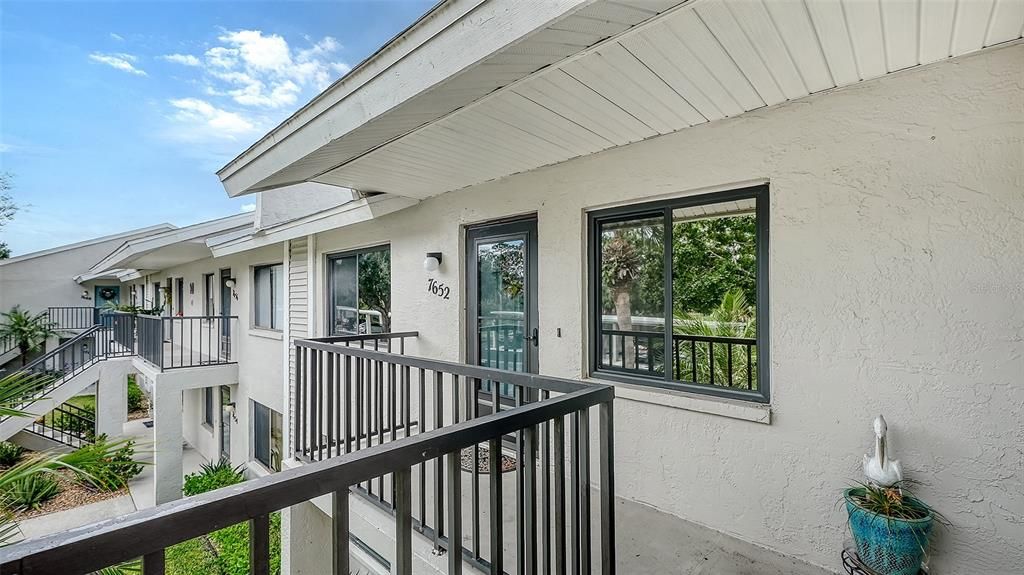 For Sale: $240,000 (2 beds, 2 baths, 983 Square Feet)