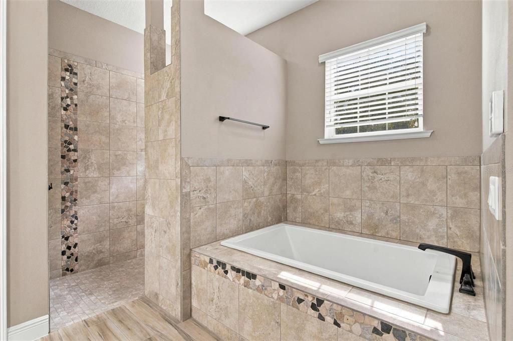 For Sale: $1,100,000 (4 beds, 3 baths, 2776 Square Feet)