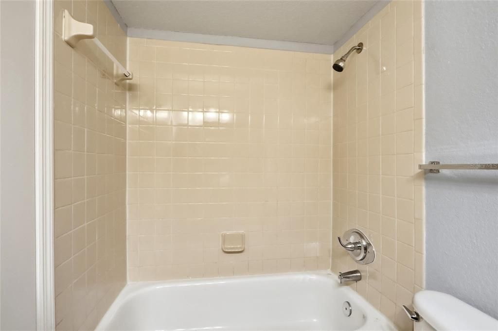 For Sale: $127,400 (2 beds, 2 baths, 829 Square Feet)