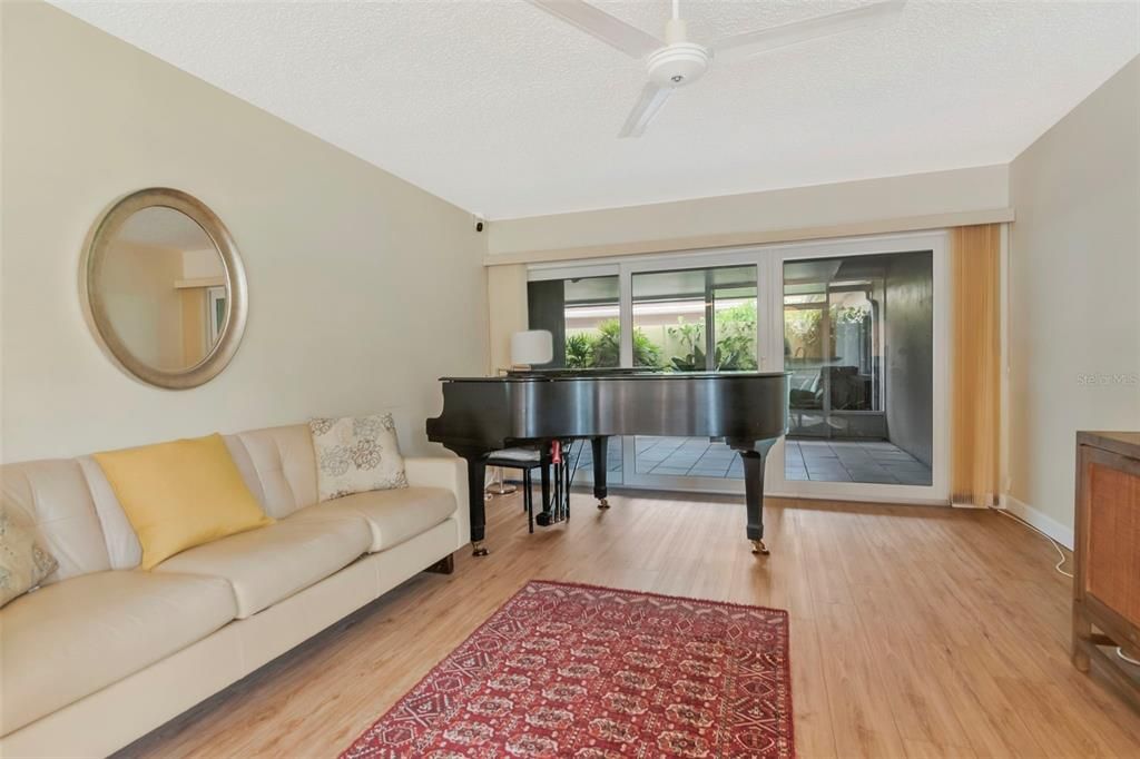 For Sale: $285,000 (2 beds, 2 baths, 1030 Square Feet)