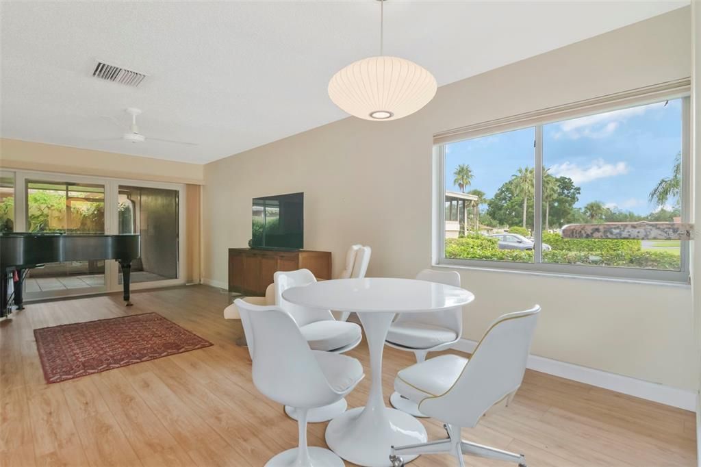 For Sale: $285,000 (2 beds, 2 baths, 1030 Square Feet)