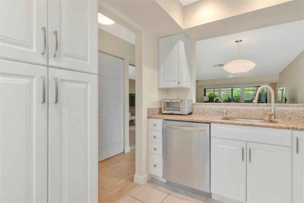 For Sale: $285,000 (2 beds, 2 baths, 1030 Square Feet)
