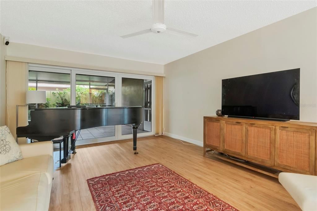 For Sale: $285,000 (2 beds, 2 baths, 1030 Square Feet)