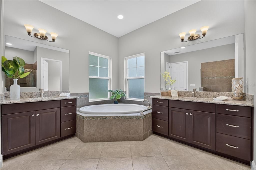 For Sale: $569,000 (4 beds, 2 baths, 2543 Square Feet)