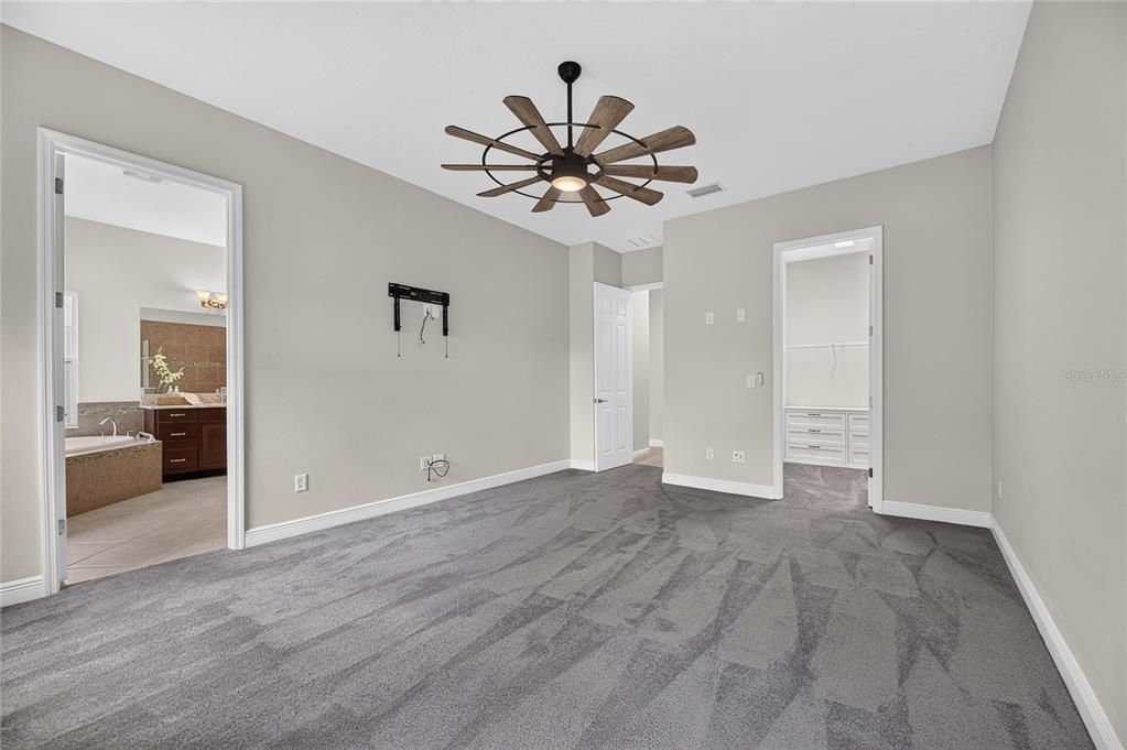 For Sale: $569,000 (4 beds, 2 baths, 2543 Square Feet)