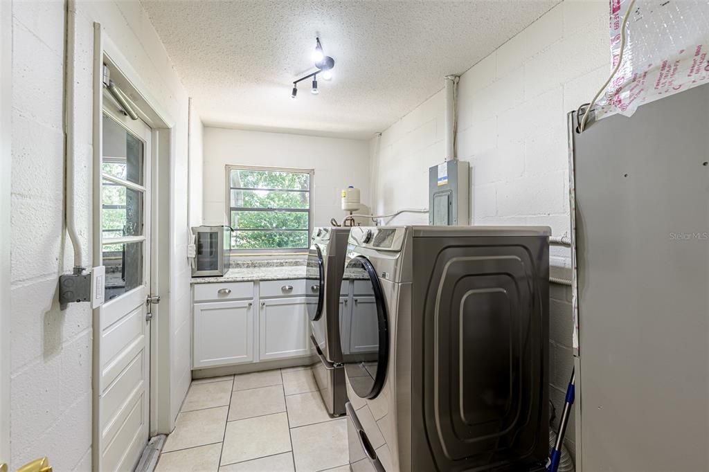 For Sale: $325,000 (3 beds, 2 baths, 1208 Square Feet)