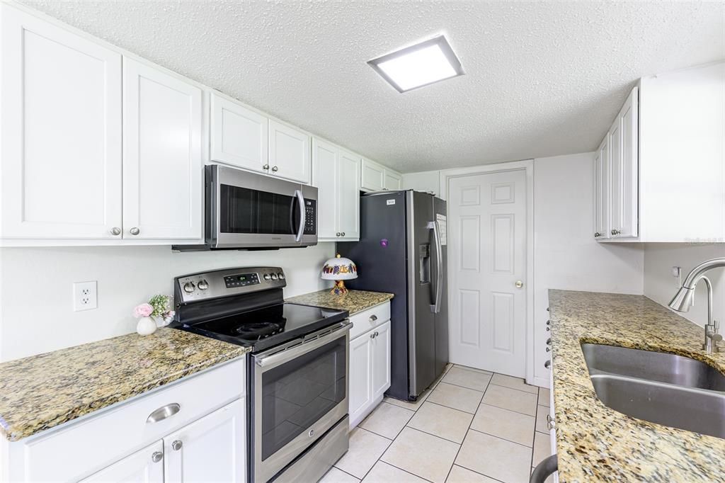 For Sale: $325,000 (3 beds, 2 baths, 1208 Square Feet)