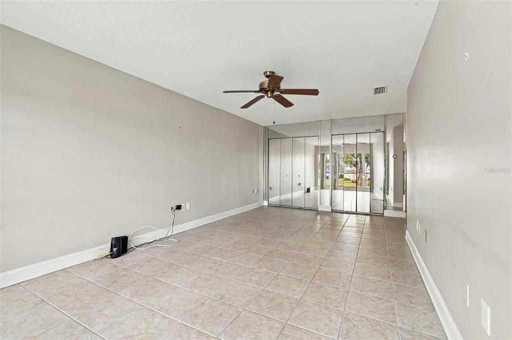 For Rent: $2,000 (2 beds, 1 baths, 930 Square Feet)