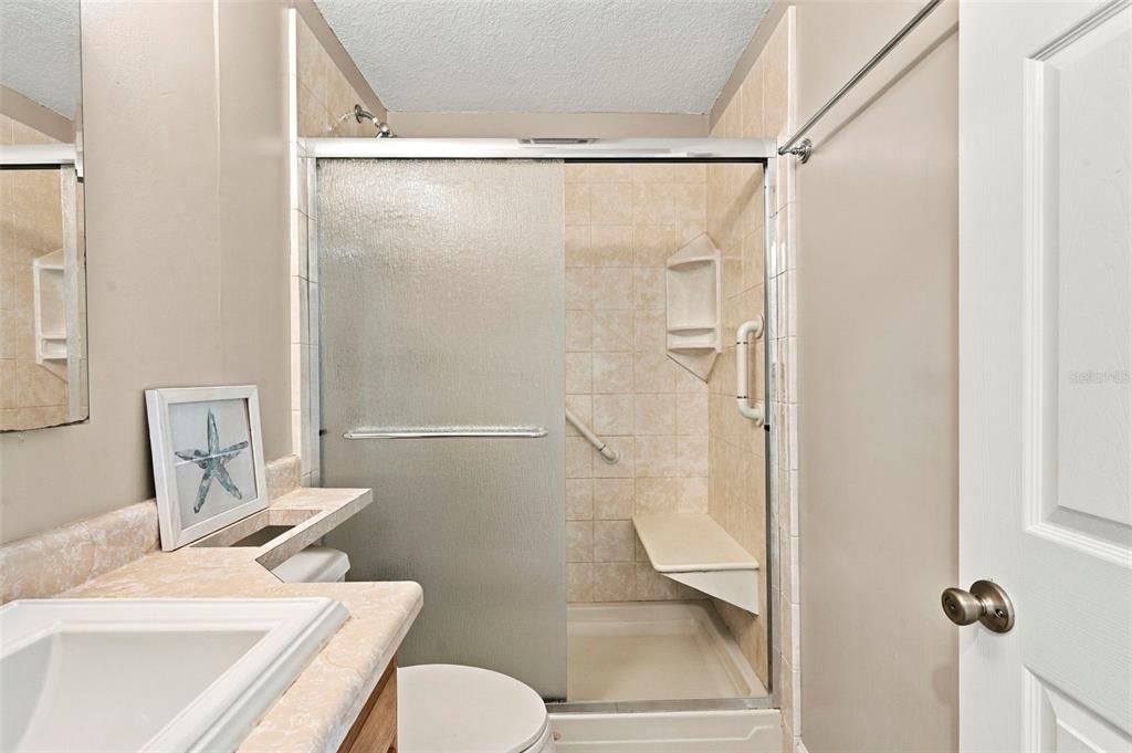 For Rent: $2,000 (2 beds, 1 baths, 930 Square Feet)