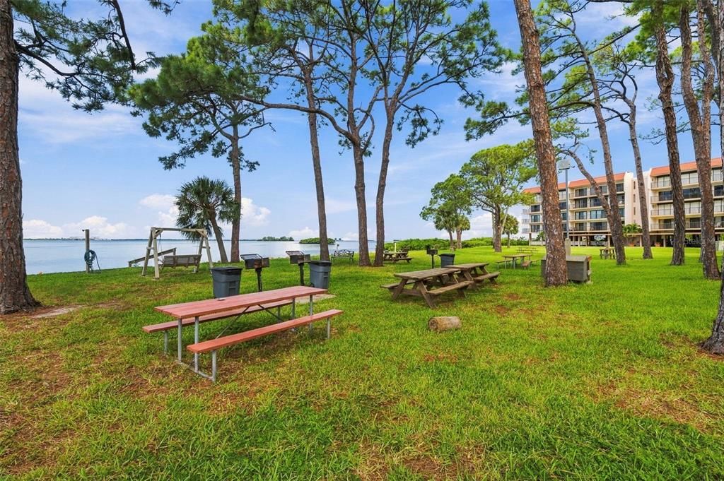 For Rent: $2,000 (2 beds, 1 baths, 930 Square Feet)