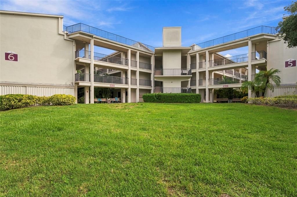 For Rent: $2,000 (2 beds, 1 baths, 930 Square Feet)