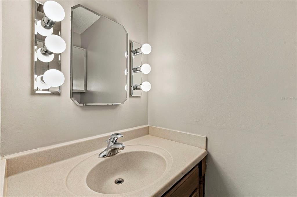 For Rent: $2,000 (2 beds, 1 baths, 930 Square Feet)