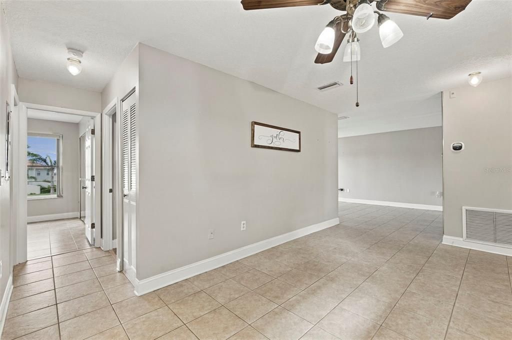 For Rent: $2,000 (2 beds, 1 baths, 930 Square Feet)