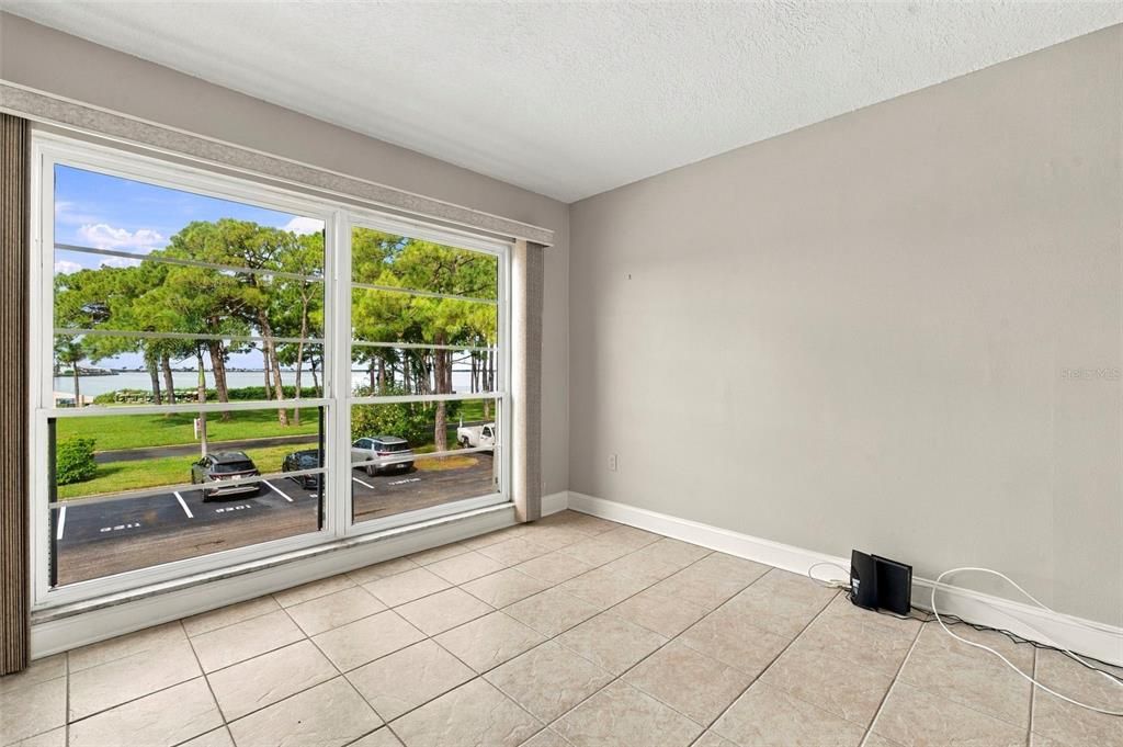 For Rent: $2,000 (2 beds, 1 baths, 930 Square Feet)