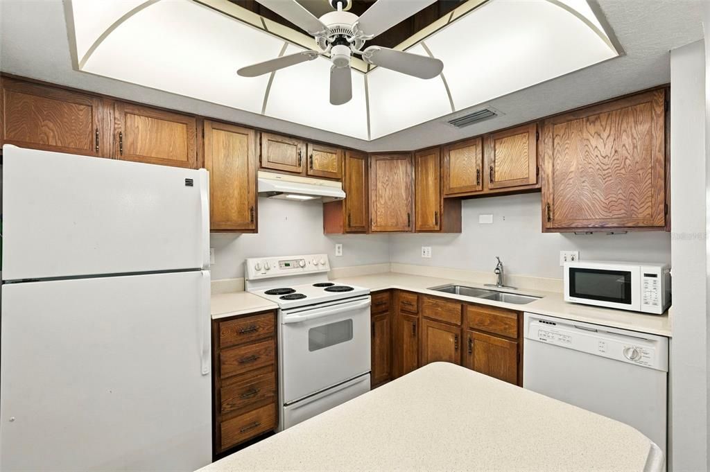 For Rent: $2,000 (2 beds, 1 baths, 930 Square Feet)