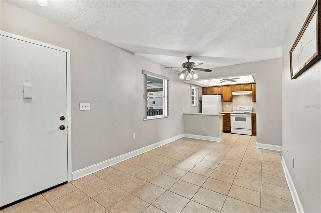 For Rent: $2,000 (2 beds, 1 baths, 930 Square Feet)
