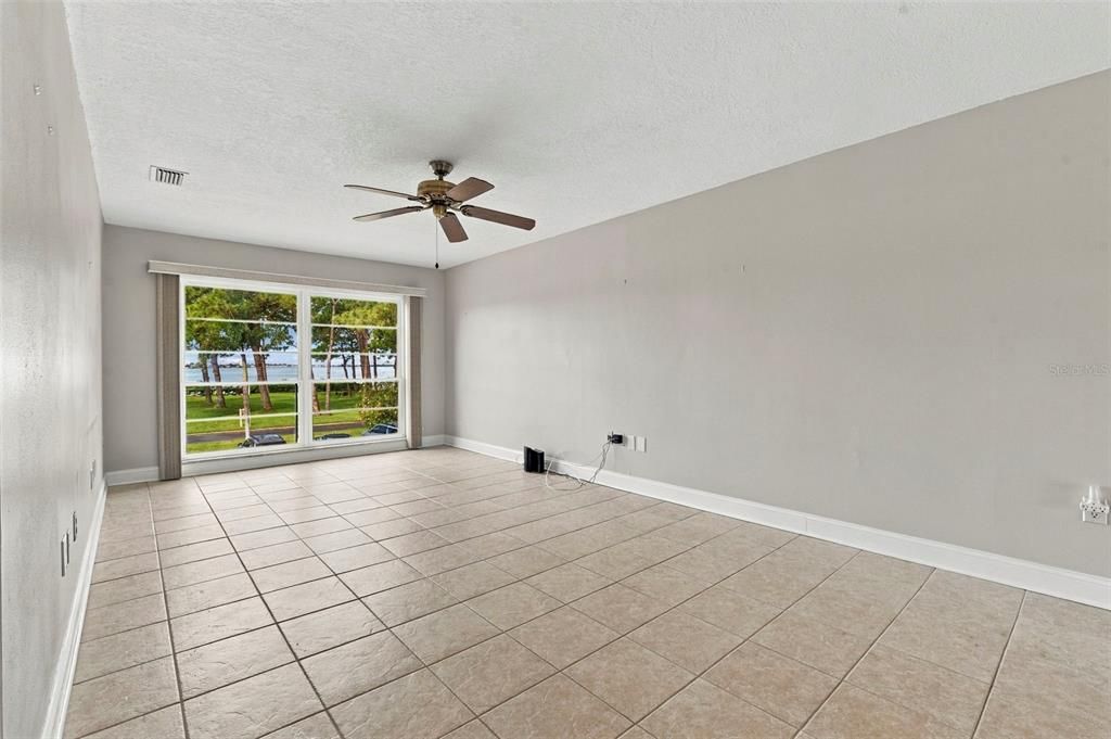 For Rent: $2,000 (2 beds, 1 baths, 930 Square Feet)