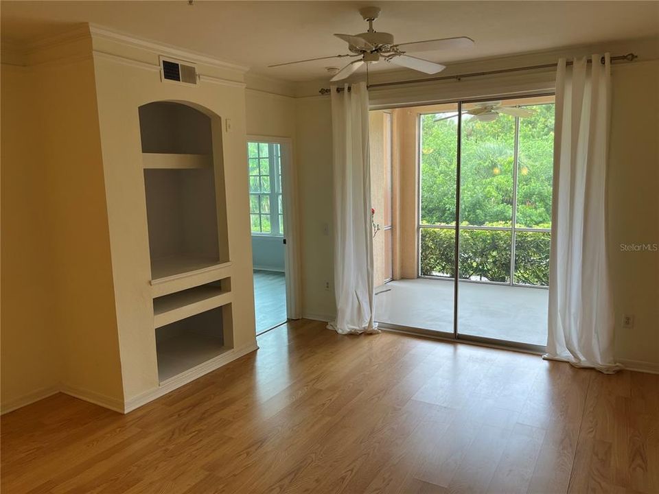 For Rent: $1,700 (1 beds, 1 baths, 829 Square Feet)