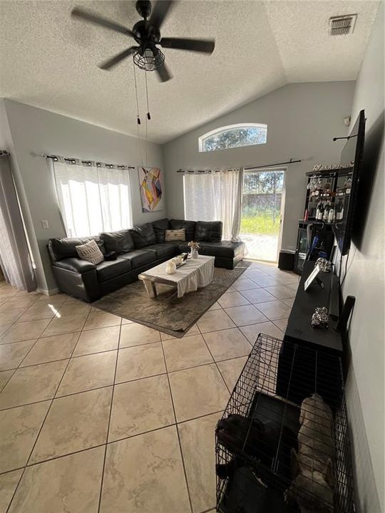 En Venta: $275,000 (3 camas, 2 baños, 1392 Pies cuadrados)