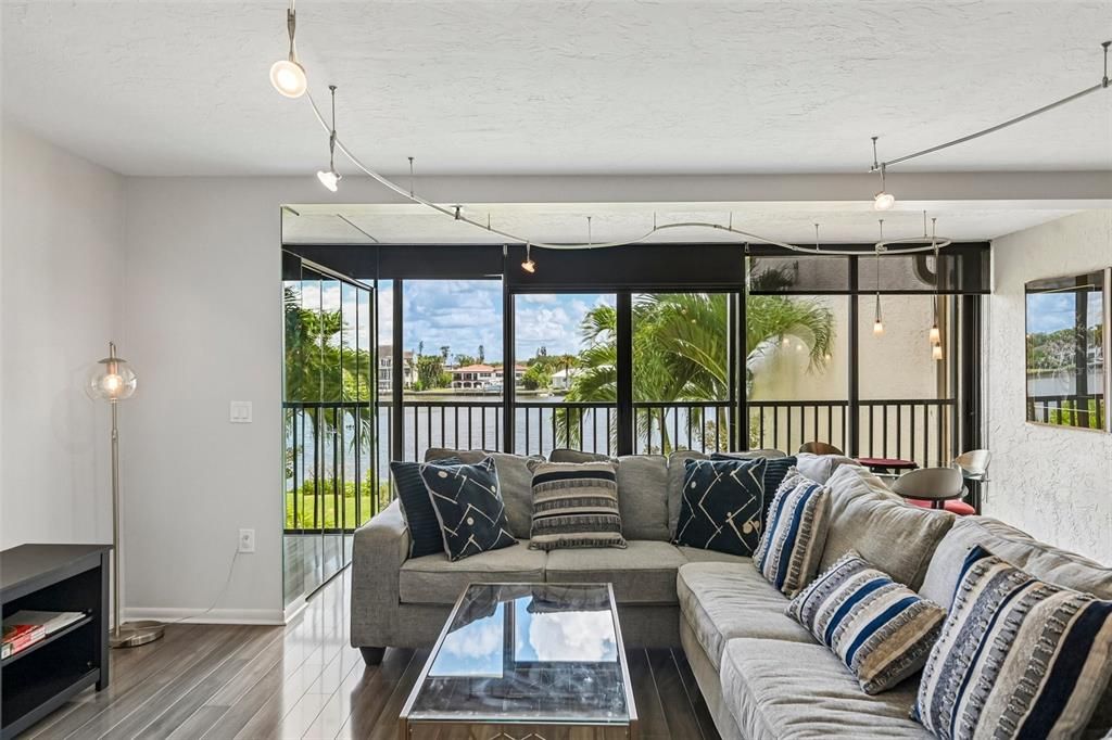 Active With Contract: $535,000 (2 beds, 1 baths, 1010 Square Feet)