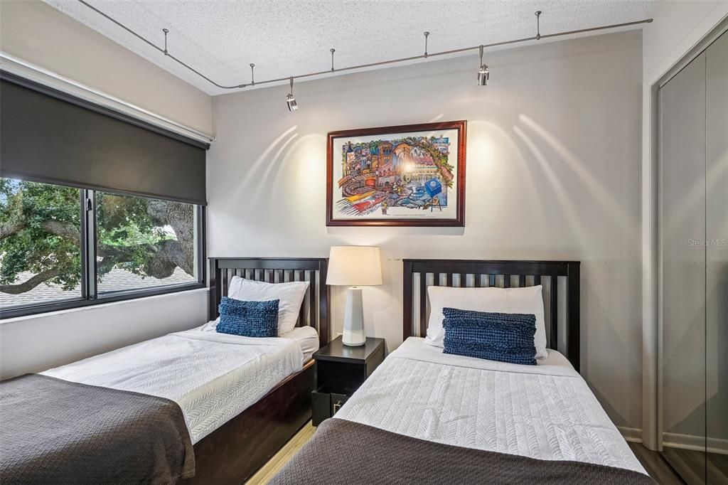 Active With Contract: $535,000 (2 beds, 1 baths, 1010 Square Feet)