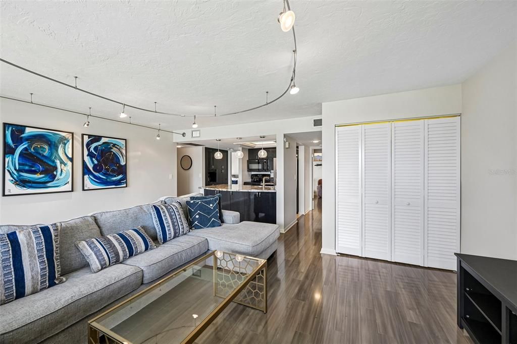 Active With Contract: $535,000 (2 beds, 1 baths, 1010 Square Feet)