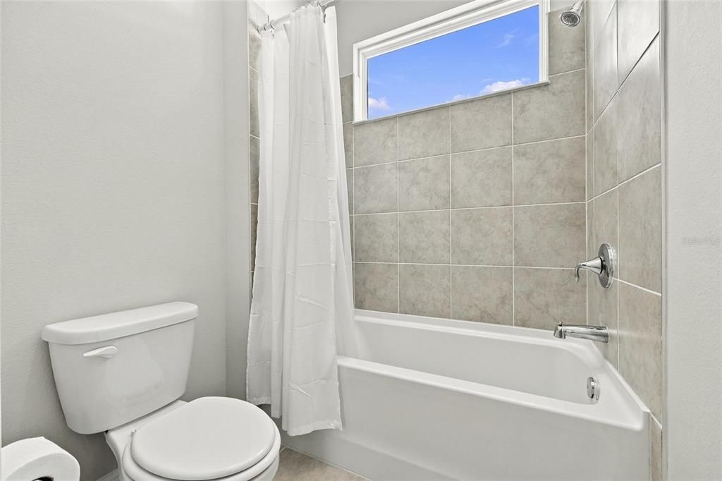 На продажу: $370,000 (4 спален, 2 ванн, 2272 Квадратных фут)