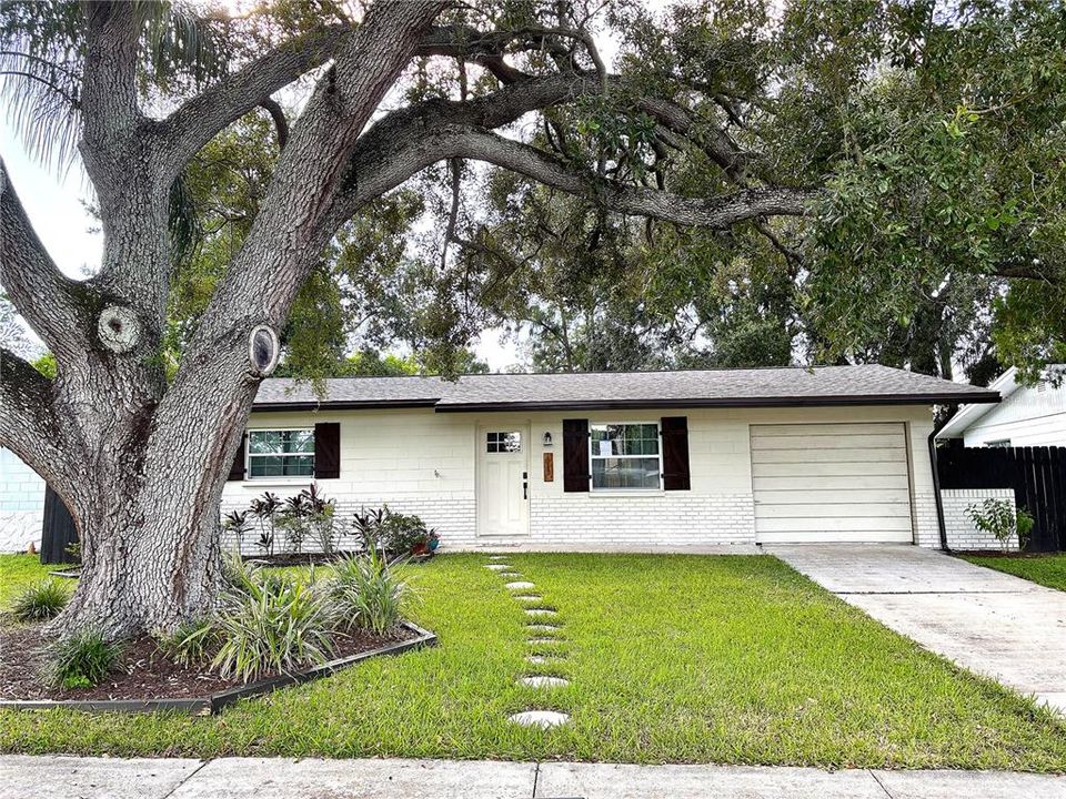 For Sale: $309,000 (2 beds, 1 baths, 891 Square Feet)
